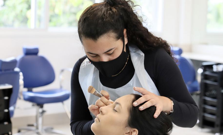 O primeiro curso ministrado gratuitamente foi de técnicas de comunicação, finalizado em outubro com cerca de 25 jovens formados. Na semana passada, teve início o de maquiagem, com 12 alunos na primeira turma.