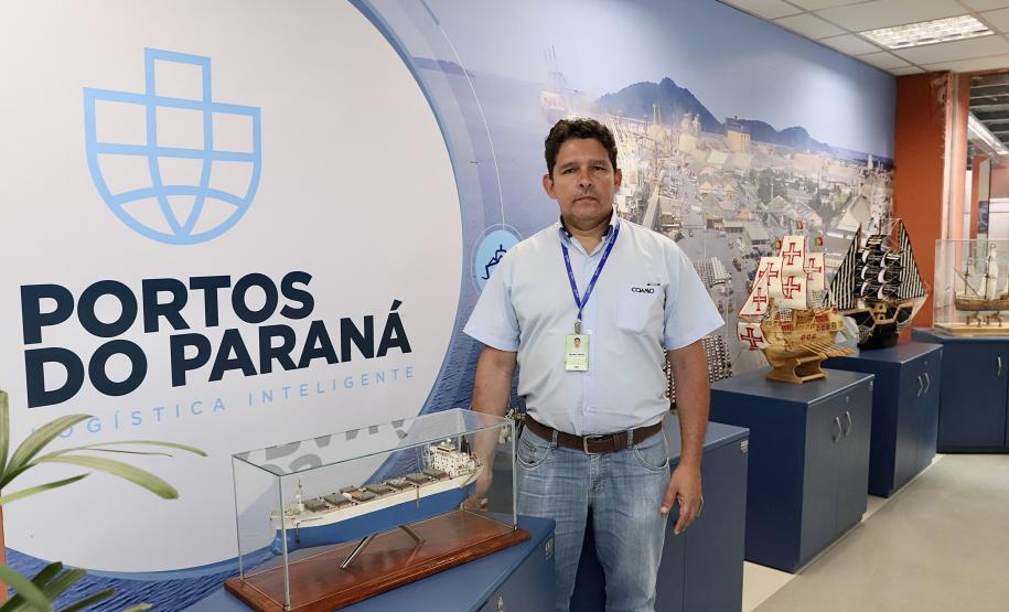 Desta quarta-feira (17) até a semana que antecede o Natal, maquetes de embarcações feitas por artesãos locais enfeitam o hall, na entrada do Palácio Taguaré, em Paranaguá. Na sede administrativa da Portos do Paraná, o trabalho de Chimene dos Santos e Pedro Dario Pereira Neto, que representa a atividade portuária, está exposto para colaboradores da empresa pública e visitantes.