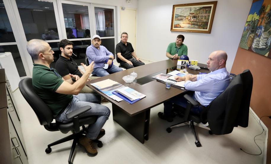 No berço 202 do Porto de Paranaguá, o navio Lady Lilly recebe uma carga inédita de gergelim em sacas. O produto nacional, que segue para exportação, é estivado direto nos cinco porões da embarcação. Em média, cada espaço vai levar cerca de 4 mil toneladas da semente, totalizando um embarque de 20 mil toneladas que têm como destino a Guatemala.