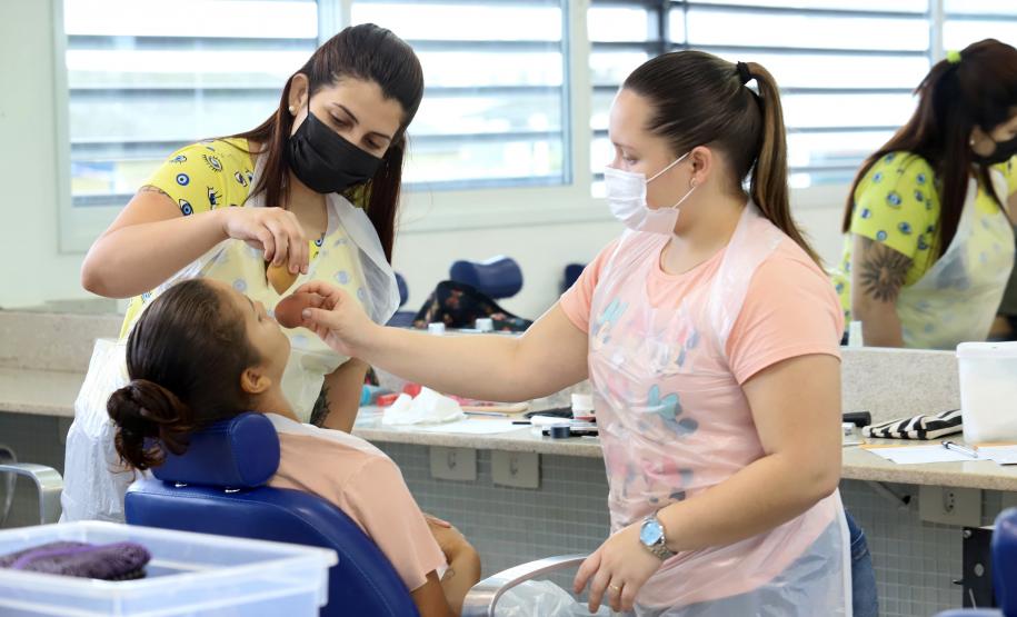 O primeiro curso ministrado gratuitamente foi de técnicas de comunicação, finalizado em outubro com cerca de 25 jovens formados. Na semana passada, teve início o de maquiagem, com 12 alunos na primeira turma.