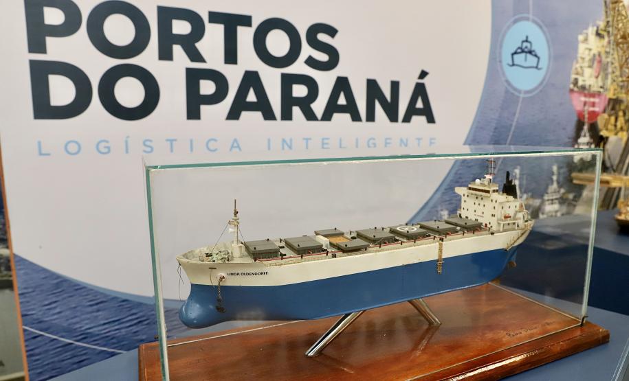 Desta quarta-feira (17) até a semana que antecede o Natal, maquetes de embarcações feitas por artesãos locais enfeitam o hall, na entrada do Palácio Taguaré, em Paranaguá. Na sede administrativa da Portos do Paraná, o trabalho de Chimene dos Santos e Pedro Dario Pereira Neto, que representa a atividade portuária, está exposto para colaboradores da empresa pública e visitantes.