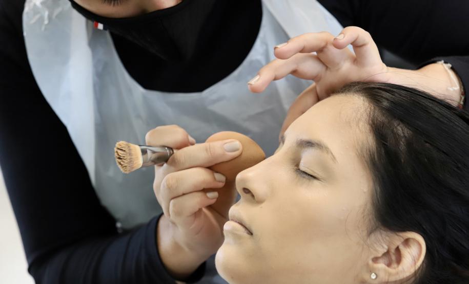 O primeiro curso ministrado gratuitamente foi de técnicas de comunicação, finalizado em outubro com cerca de 25 jovens formados. Na semana passada, teve início o de maquiagem, com 12 alunos na primeira turma.