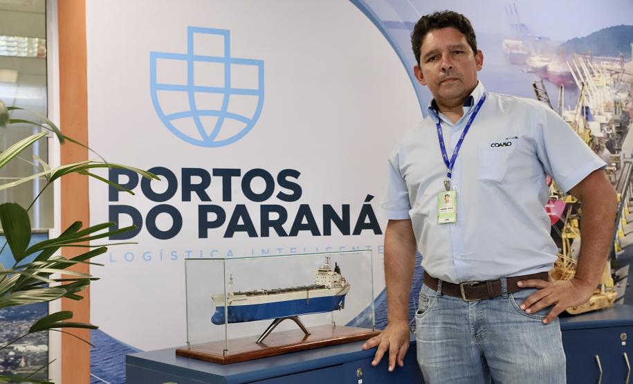 Desta quarta-feira (17) até a semana que antecede o Natal, maquetes de embarcações feitas por artesãos locais enfeitam o hall, na entrada do Palácio Taguaré, em Paranaguá. Na sede administrativa da Portos do Paraná, o trabalho de Chimene dos Santos e Pedro Dario Pereira Neto, que representa a atividade portuária, está exposto para colaboradores da empresa pública e visitantes.