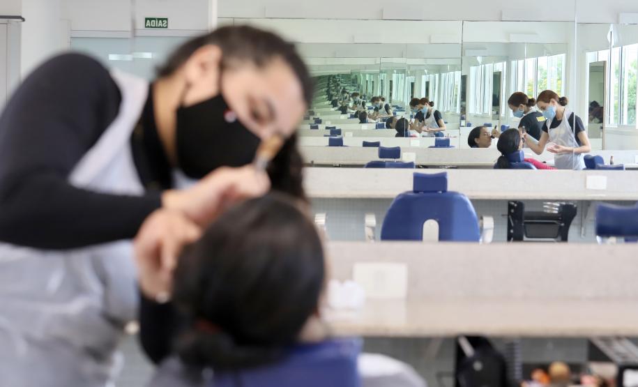 O primeiro curso ministrado gratuitamente foi de técnicas de comunicação, finalizado em outubro com cerca de 25 jovens formados. Na semana passada, teve início o de maquiagem, com 12 alunos na primeira turma.