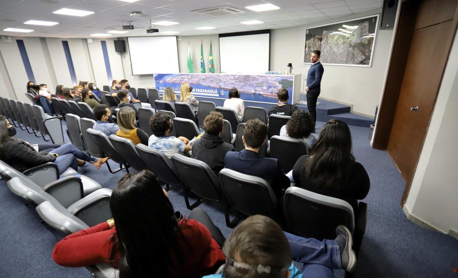 Importância dos portos e dos trabalhadores portuários do Paraná é tema de palestra a estudantes