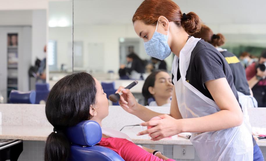 O primeiro curso ministrado gratuitamente foi de técnicas de comunicação, finalizado em outubro com cerca de 25 jovens formados. Na semana passada, teve início o de maquiagem, com 12 alunos na primeira turma.