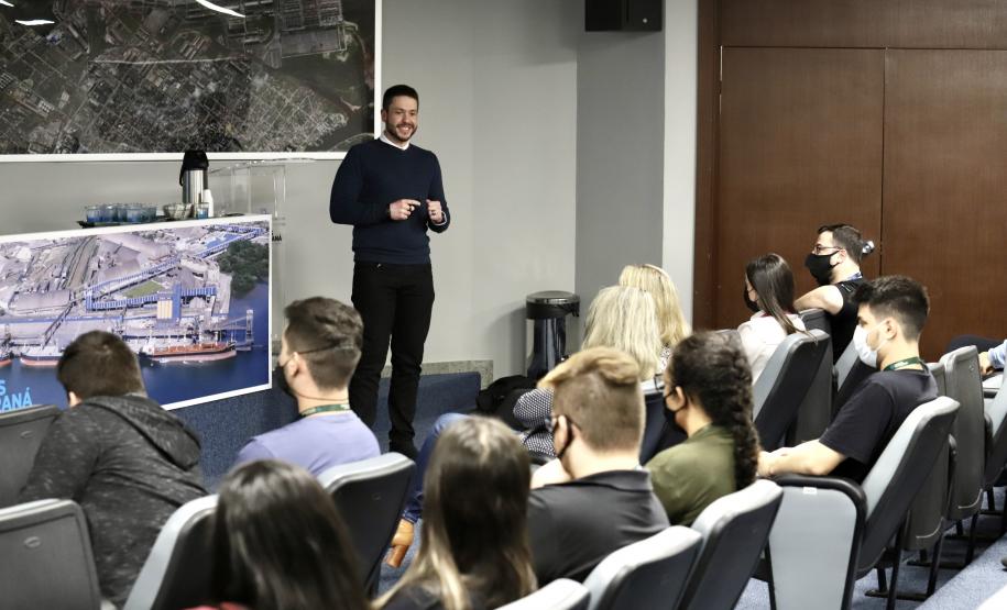 Importância dos portos e dos trabalhadores portuários do Paraná é tema de palestra a estudantes