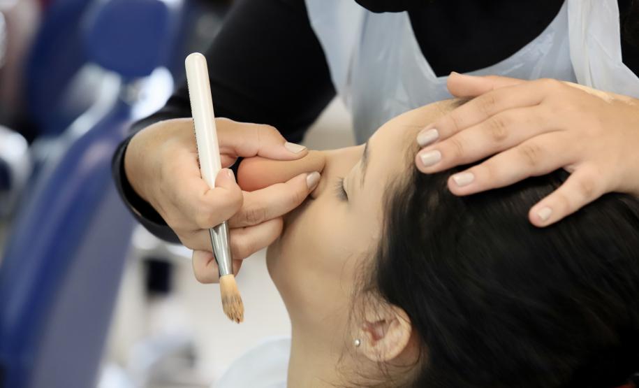 O primeiro curso ministrado gratuitamente foi de técnicas de comunicação, finalizado em outubro com cerca de 25 jovens formados. Na semana passada, teve início o de maquiagem, com 12 alunos na primeira turma.