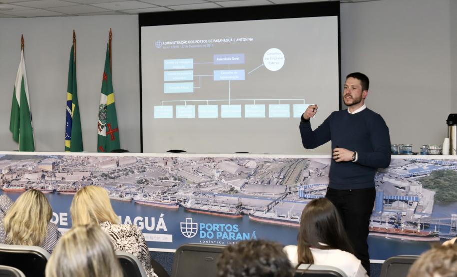Importância dos portos e dos trabalhadores portuários do Paraná é tema de palestra a estudantes