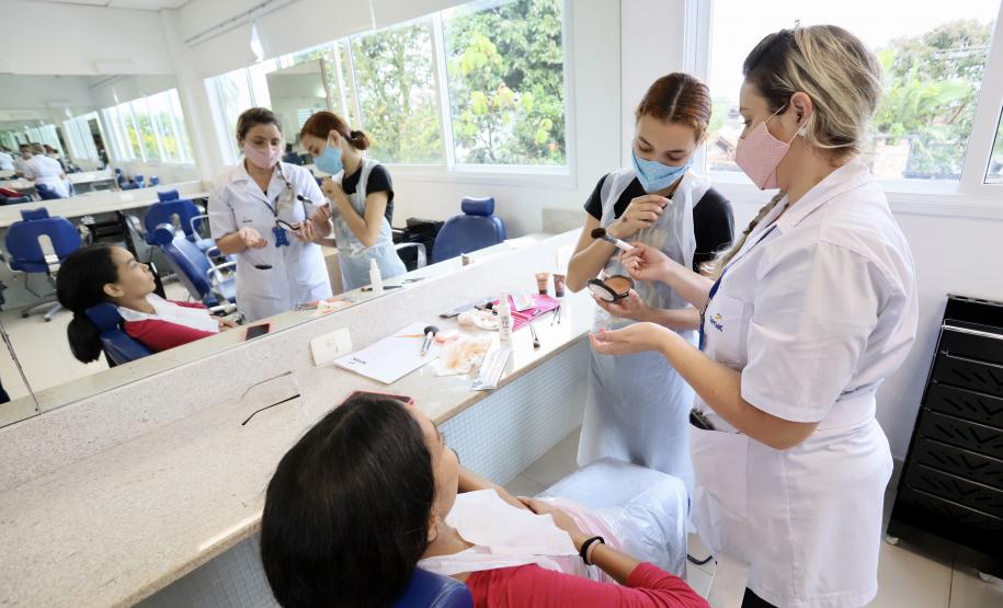 O primeiro curso ministrado gratuitamente foi de técnicas de comunicação, finalizado em outubro com cerca de 25 jovens formados. Na semana passada, teve início o de maquiagem, com 12 alunos na primeira turma.