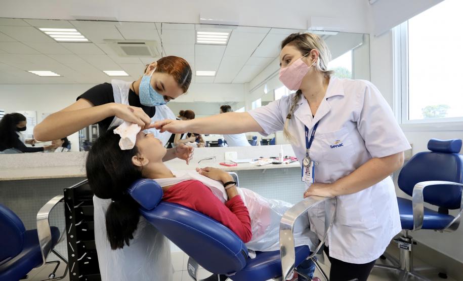 O primeiro curso ministrado gratuitamente foi de técnicas de comunicação, finalizado em outubro com cerca de 25 jovens formados. Na semana passada, teve início o de maquiagem, com 12 alunos na primeira turma.