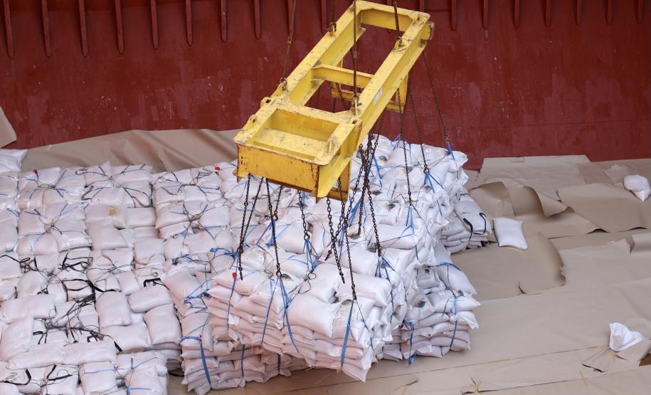 No berço 202 do Porto de Paranaguá, o navio Lady Lilly recebe uma carga inédita de gergelim em sacas. O produto nacional, que segue para exportação, é estivado direto nos cinco porões da embarcação. Em média, cada espaço vai levar cerca de 4 mil toneladas da semente, totalizando um embarque de 20 mil toneladas que têm como destino a Guatemala.