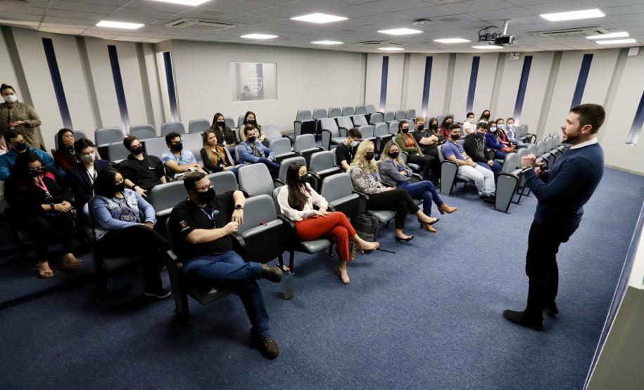 Importância dos portos e dos trabalhadores portuários do Paraná é tema de palestra a estudantes