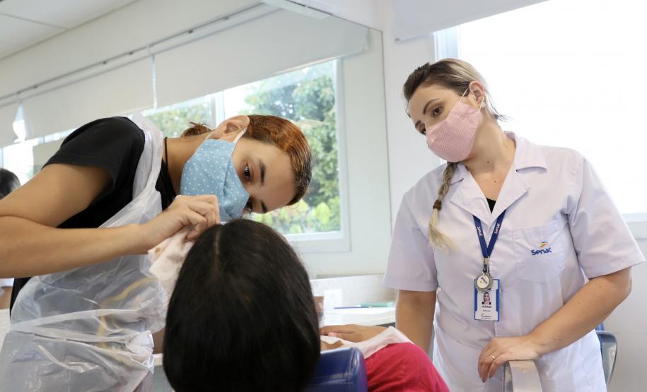 O primeiro curso ministrado gratuitamente foi de técnicas de comunicação, finalizado em outubro com cerca de 25 jovens formados. Na semana passada, teve início o de maquiagem, com 12 alunos na primeira turma.