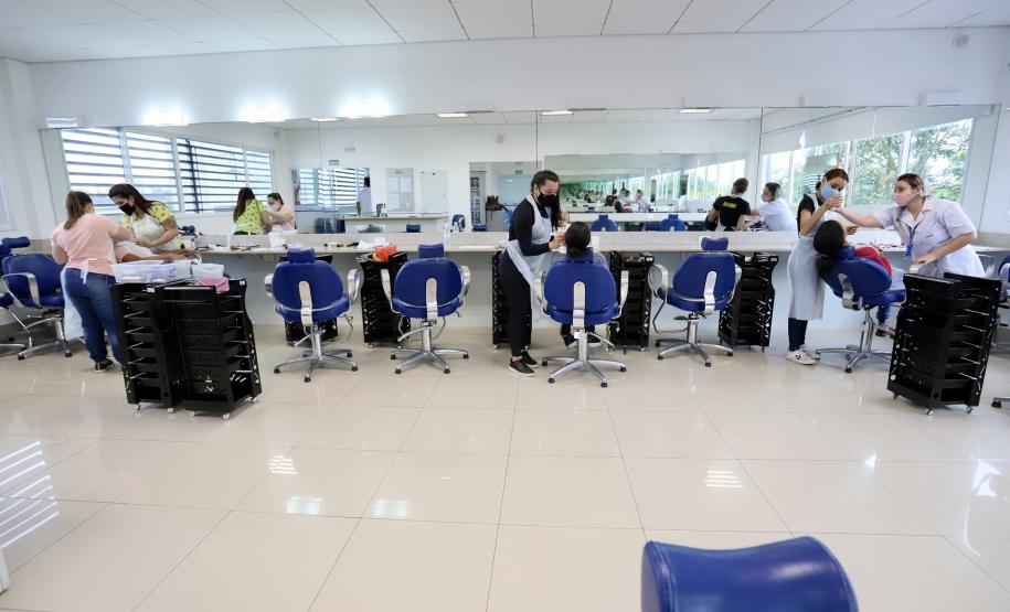 O primeiro curso ministrado gratuitamente foi de técnicas de comunicação, finalizado em outubro com cerca de 25 jovens formados. Na semana passada, teve início o de maquiagem, com 12 alunos na primeira turma.