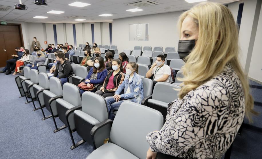 Importância dos portos e dos trabalhadores portuários do Paraná é tema de palestra a estudantes