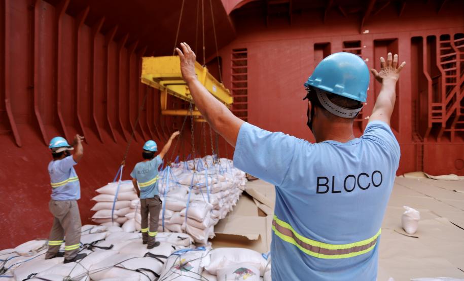 No berço 202 do Porto de Paranaguá, o navio Lady Lilly recebe uma carga inédita de gergelim em sacas. O produto nacional, que segue para exportação, é estivado direto nos cinco porões da embarcação. Em média, cada espaço vai levar cerca de 4 mil toneladas da semente, totalizando um embarque de 20 mil toneladas que têm como destino a Guatemala.