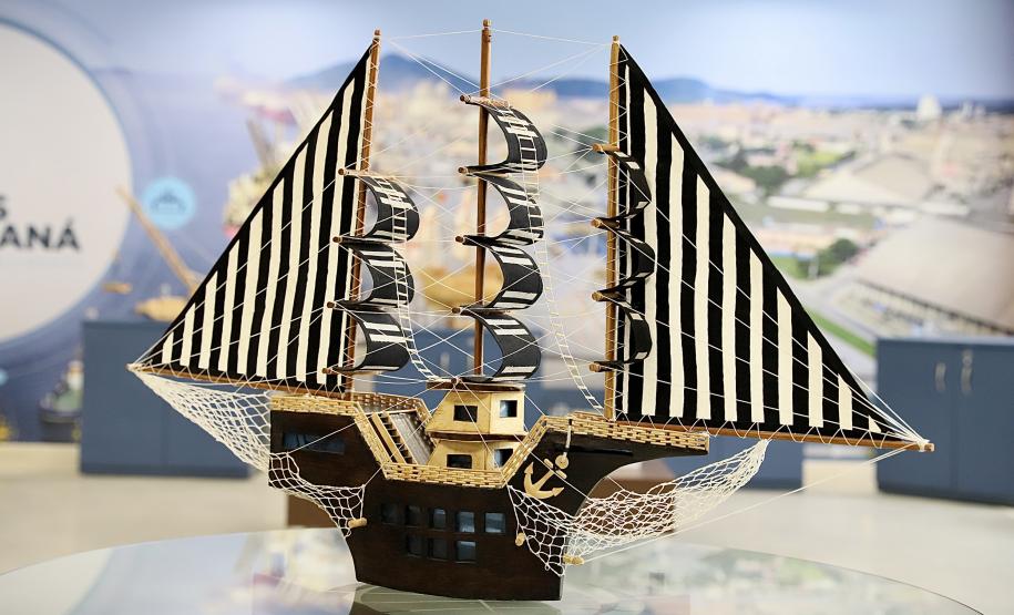 Desta quarta-feira (17) até a semana que antecede o Natal, maquetes de embarcações feitas por artesãos locais enfeitam o hall, na entrada do Palácio Taguaré, em Paranaguá. Na sede administrativa da Portos do Paraná, o trabalho de Chimene dos Santos e Pedro Dario Pereira Neto, que representa a atividade portuária, está exposto para colaboradores da empresa pública e visitantes.