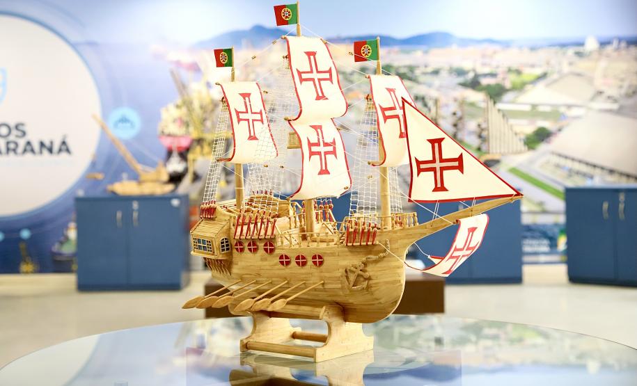 Desta quarta-feira (17) até a semana que antecede o Natal, maquetes de embarcações feitas por artesãos locais enfeitam o hall, na entrada do Palácio Taguaré, em Paranaguá. Na sede administrativa da Portos do Paraná, o trabalho de Chimene dos Santos e Pedro Dario Pereira Neto, que representa a atividade portuária, está exposto para colaboradores da empresa pública e visitantes.