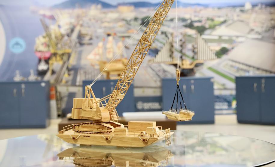 Desta quarta-feira (17) até a semana que antecede o Natal, maquetes de embarcações feitas por artesãos locais enfeitam o hall, na entrada do Palácio Taguaré, em Paranaguá. Na sede administrativa da Portos do Paraná, o trabalho de Chimene dos Santos e Pedro Dario Pereira Neto, que representa a atividade portuária, está exposto para colaboradores da empresa pública e visitantes.