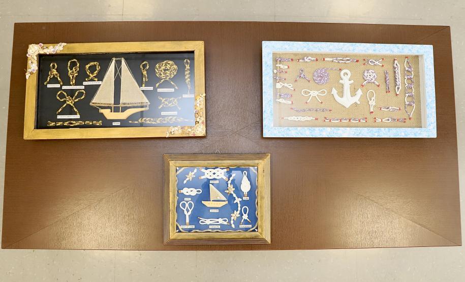 Desta quarta-feira (17) até a semana que antecede o Natal, maquetes de embarcações feitas por artesãos locais enfeitam o hall, na entrada do Palácio Taguaré, em Paranaguá. Na sede administrativa da Portos do Paraná, o trabalho de Chimene dos Santos e Pedro Dario Pereira Neto, que representa a atividade portuária, está exposto para colaboradores da empresa pública e visitantes.