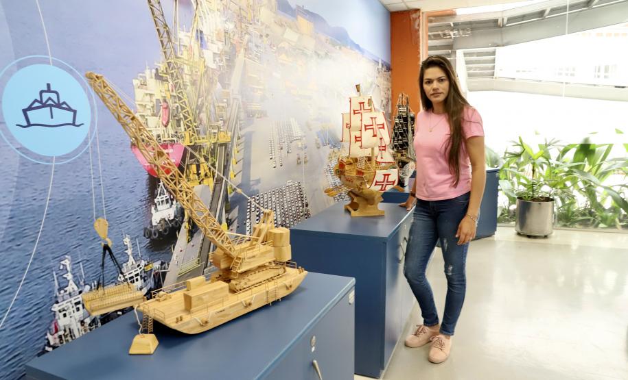 Desta quarta-feira (17) até a semana que antecede o Natal, maquetes de embarcações feitas por artesãos locais enfeitam o hall, na entrada do Palácio Taguaré, em Paranaguá. Na sede administrativa da Portos do Paraná, o trabalho de Chimene dos Santos e Pedro Dario Pereira Neto, que representa a atividade portuária, está exposto para colaboradores da empresa pública e visitantes.