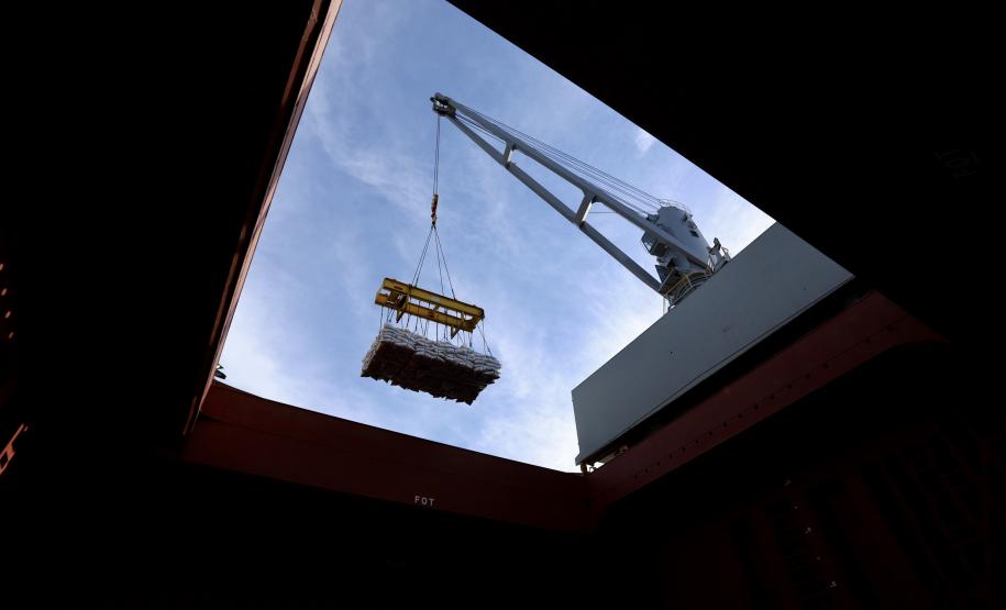 No berço 202 do Porto de Paranaguá, o navio Lady Lilly recebe uma carga inédita de gergelim em sacas. O produto nacional, que segue para exportação, é estivado direto nos cinco porões da embarcação. Em média, cada espaço vai levar cerca de 4 mil toneladas da semente, totalizando um embarque de 20 mil toneladas que têm como destino a Guatemala.