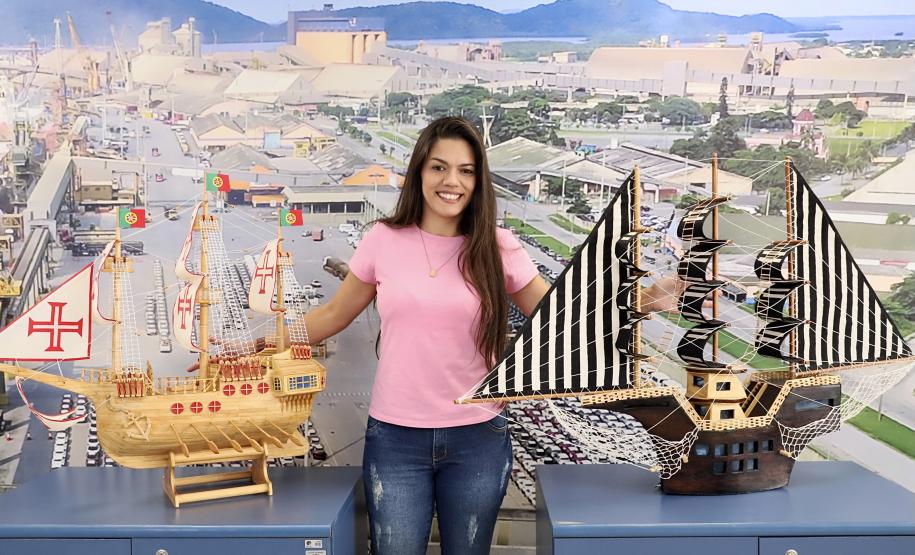 Desta quarta-feira (17) até a semana que antecede o Natal, maquetes de embarcações feitas por artesãos locais enfeitam o hall, na entrada do Palácio Taguaré, em Paranaguá. Na sede administrativa da Portos do Paraná, o trabalho de Chimene dos Santos e Pedro Dario Pereira Neto, que representa a atividade portuária, está exposto para colaboradores da empresa pública e visitantes.