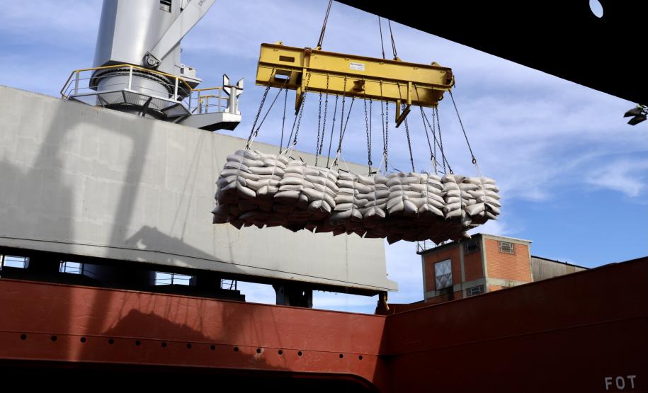 No berço 202 do Porto de Paranaguá, o navio Lady Lilly recebe uma carga inédita de gergelim em sacas. O produto nacional, que segue para exportação, é estivado direto nos cinco porões da embarcação. Em média, cada espaço vai levar cerca de 4 mil toneladas da semente, totalizando um embarque de 20 mil toneladas que têm como destino a Guatemala.