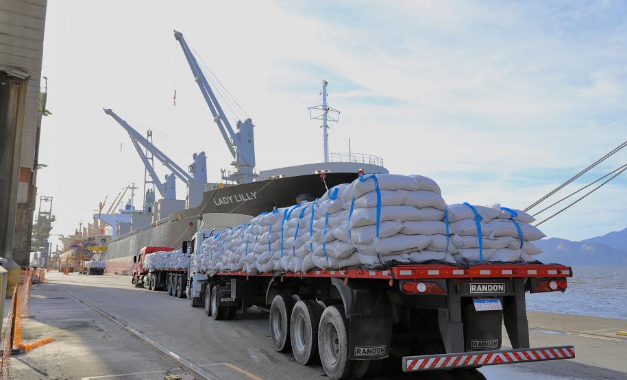 No berço 202 do Porto de Paranaguá, o navio Lady Lilly recebe uma carga inédita de gergelim em sacas. O produto nacional, que segue para exportação, é estivado direto nos cinco porões da embarcação. Em média, cada espaço vai levar cerca de 4 mil toneladas da semente, totalizando um embarque de 20 mil toneladas que têm como destino a Guatemala.