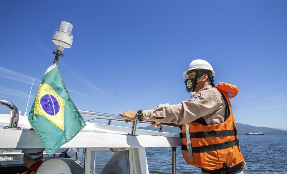 Ação é realizada 24 horas. O objetivo da ronda é fiscalizar embarcações clandestinas que estejam próximas ao cais durante as operações de carregamento e descarga e passar orientações aos tripulantes visando intensificar a segurança na área portuária.