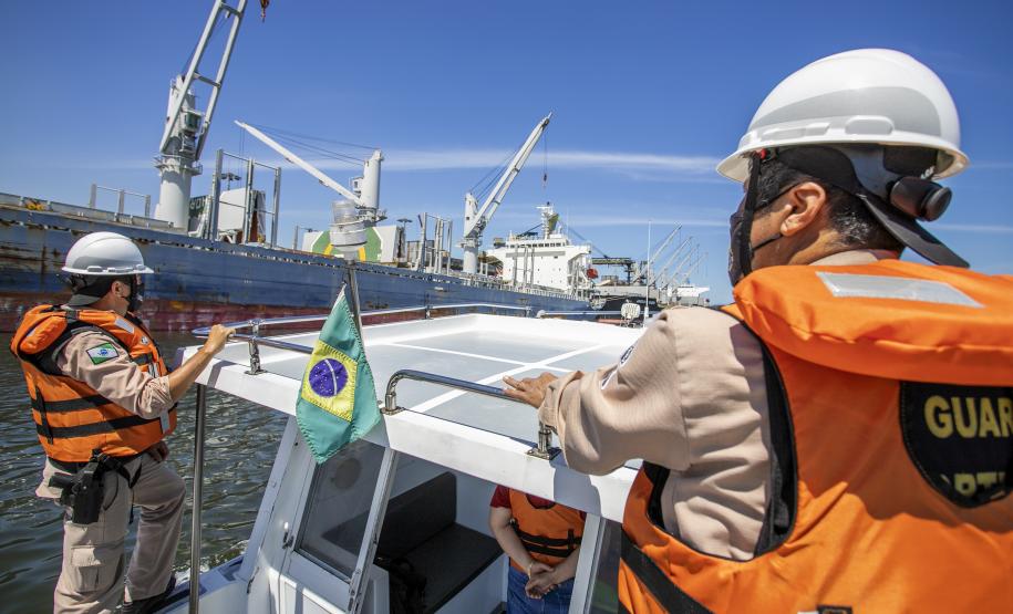 Ação é realizada 24 horas. O objetivo da ronda é fiscalizar embarcações clandestinas que estejam próximas ao cais durante as operações de carregamento e descarga e passar orientações aos tripulantes visando intensificar a segurança na área portuária.