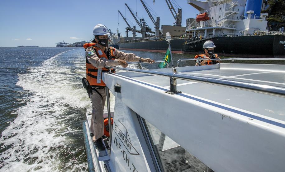 Ação é realizada 24 horas. O objetivo da ronda é fiscalizar embarcações clandestinas que estejam próximas ao cais durante as operações de carregamento e descarga e passar orientações aos tripulantes visando intensificar a segurança na área portuária.