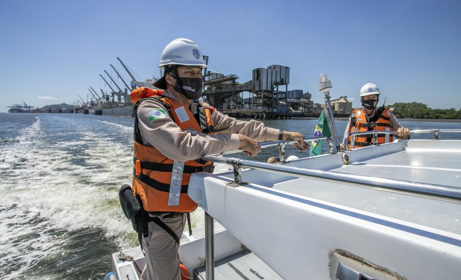 Ação é realizada 24 horas. O objetivo da ronda é fiscalizar embarcações clandestinas que estejam próximas ao cais durante as operações de carregamento e descarga e passar orientações aos tripulantes visando intensificar a segurança na área portuária.