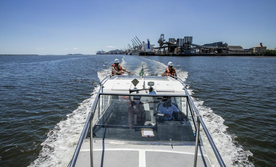 Ação é realizada 24 horas. O objetivo da ronda é fiscalizar embarcações clandestinas que estejam próximas ao cais durante as operações de carregamento e descarga e passar orientações aos tripulantes visando intensificar a segurança na área portuária.