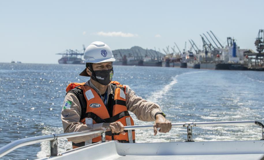 Ação é realizada 24 horas. O objetivo da ronda é fiscalizar embarcações clandestinas que estejam próximas ao cais durante as operações de carregamento e descarga e passar orientações aos tripulantes visando intensificar a segurança na área portuária.