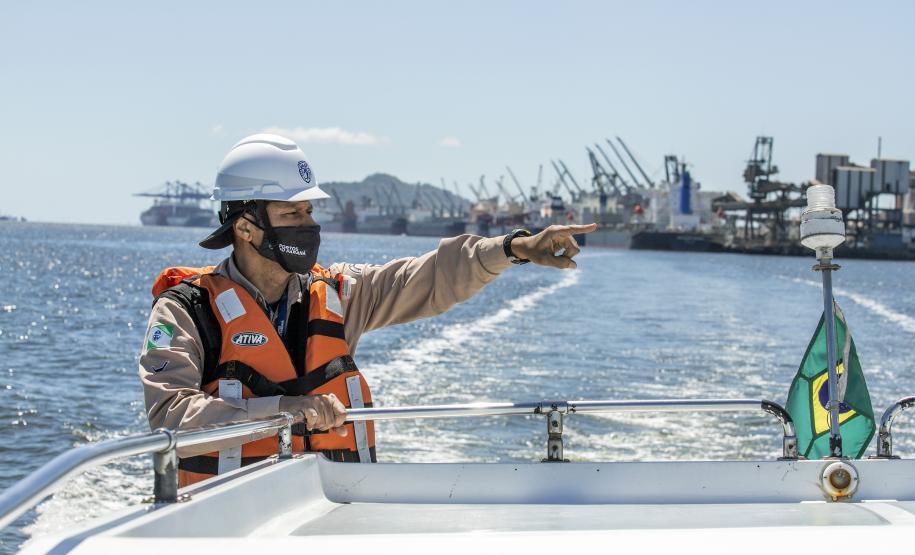 Ação é realizada 24 horas. O objetivo da ronda é fiscalizar embarcações clandestinas que estejam próximas ao cais durante as operações de carregamento e descarga e passar orientações aos tripulantes visando intensificar a segurança na área portuária.