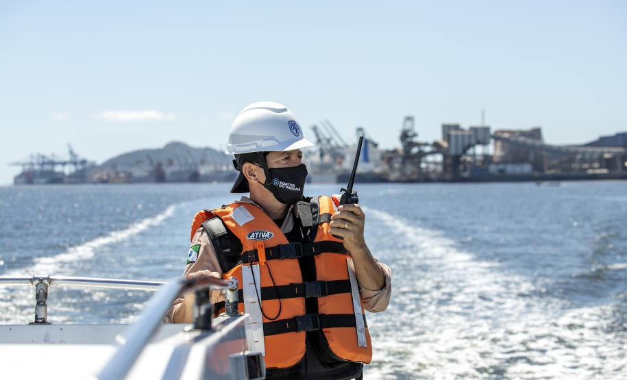 Ação é realizada 24 horas. O objetivo da ronda é fiscalizar embarcações clandestinas que estejam próximas ao cais durante as operações de carregamento e descarga e passar orientações aos tripulantes visando intensificar a segurança na área portuária.
