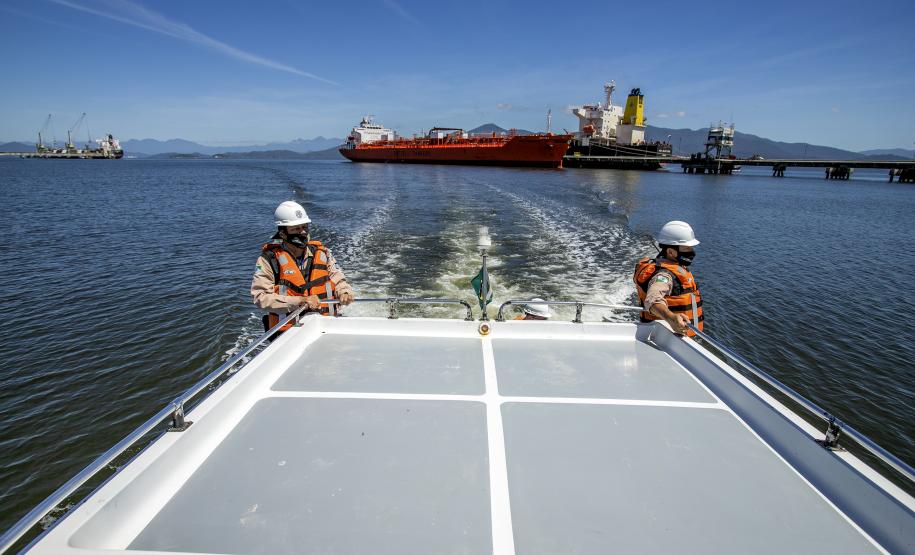 Ação é realizada 24 horas. O objetivo da ronda é fiscalizar embarcações clandestinas que estejam próximas ao cais durante as operações de carregamento e descarga e passar orientações aos tripulantes visando intensificar a segurança na área portuária.