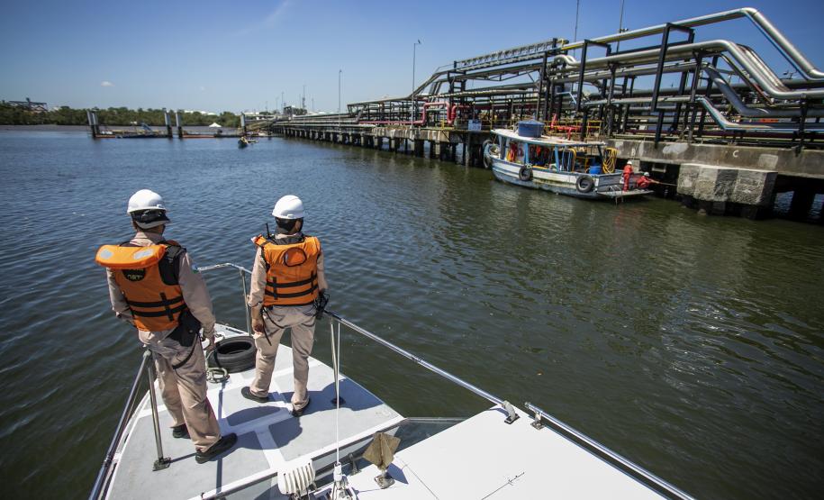 Ação é realizada 24 horas. O objetivo da ronda é fiscalizar embarcações clandestinas que estejam próximas ao cais durante as operações de carregamento e descarga e passar orientações aos tripulantes visando intensificar a segurança na área portuária.