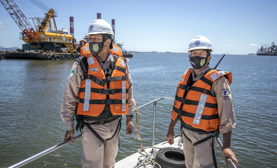 Ação é realizada 24 horas. O objetivo da ronda é fiscalizar embarcações clandestinas que estejam próximas ao cais durante as operações de carregamento e descarga e passar orientações aos tripulantes visando intensificar a segurança na área portuária.