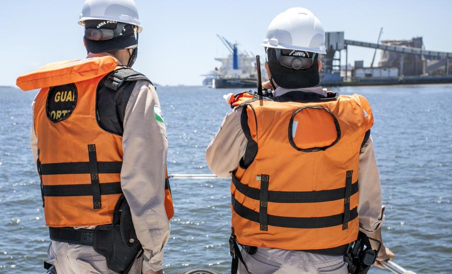 Ação é realizada 24 horas. O objetivo da ronda é fiscalizar embarcações clandestinas que estejam próximas ao cais durante as operações de carregamento e descarga e passar orientações aos tripulantes visando intensificar a segurança na área portuária.