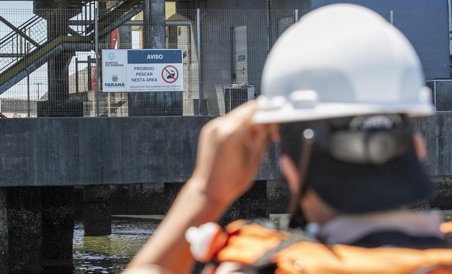 Ação é realizada 24 horas. O objetivo da ronda é fiscalizar embarcações clandestinas que estejam próximas ao cais durante as operações de carregamento e descarga e passar orientações aos tripulantes visando intensificar a segurança na área portuária.