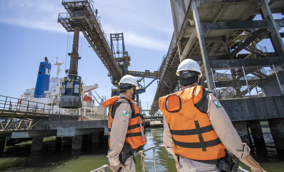Ação é realizada 24 horas. O objetivo da ronda é fiscalizar embarcações clandestinas que estejam próximas ao cais durante as operações de carregamento e descarga e passar orientações aos tripulantes visando intensificar a segurança na área portuária.