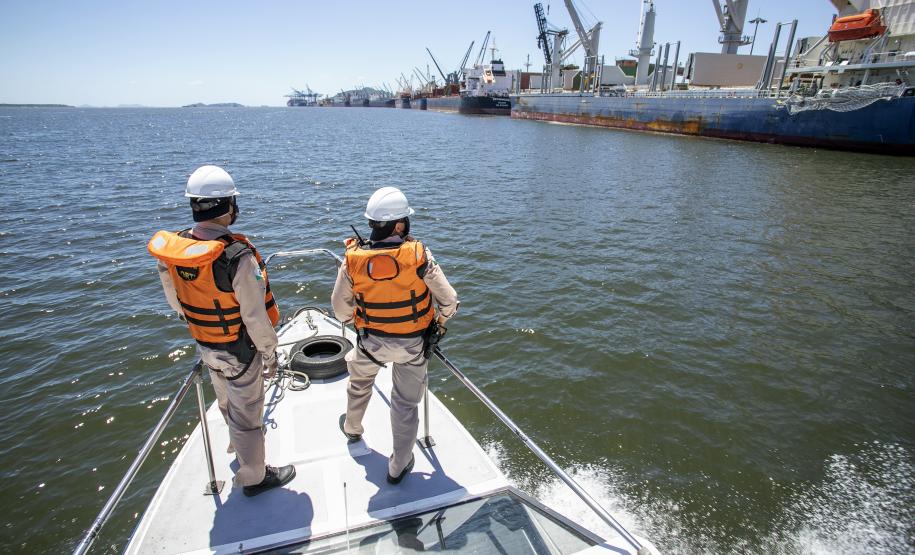 Ação é realizada 24 horas. O objetivo da ronda é fiscalizar embarcações clandestinas que estejam próximas ao cais durante as operações de carregamento e descarga e passar orientações aos tripulantes visando intensificar a segurança na área portuária.