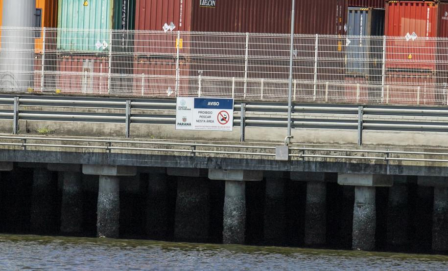 Ação é realizada 24 horas. O objetivo da ronda é fiscalizar embarcações clandestinas que estejam próximas ao cais durante as operações de carregamento e descarga e passar orientações aos tripulantes visando intensificar a segurança na área portuária.