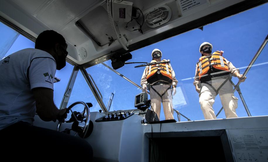 Ação é realizada 24 horas. O objetivo da ronda é fiscalizar embarcações clandestinas que estejam próximas ao cais durante as operações de carregamento e descarga e passar orientações aos tripulantes visando intensificar a segurança na área portuária.