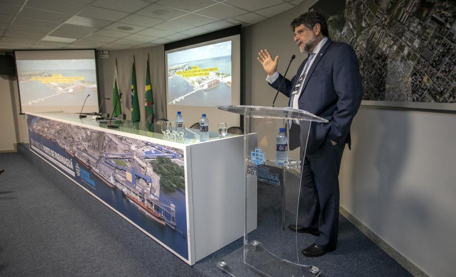 Ministro do TST debate trabalho portuário em seminário na Portos do Paraná