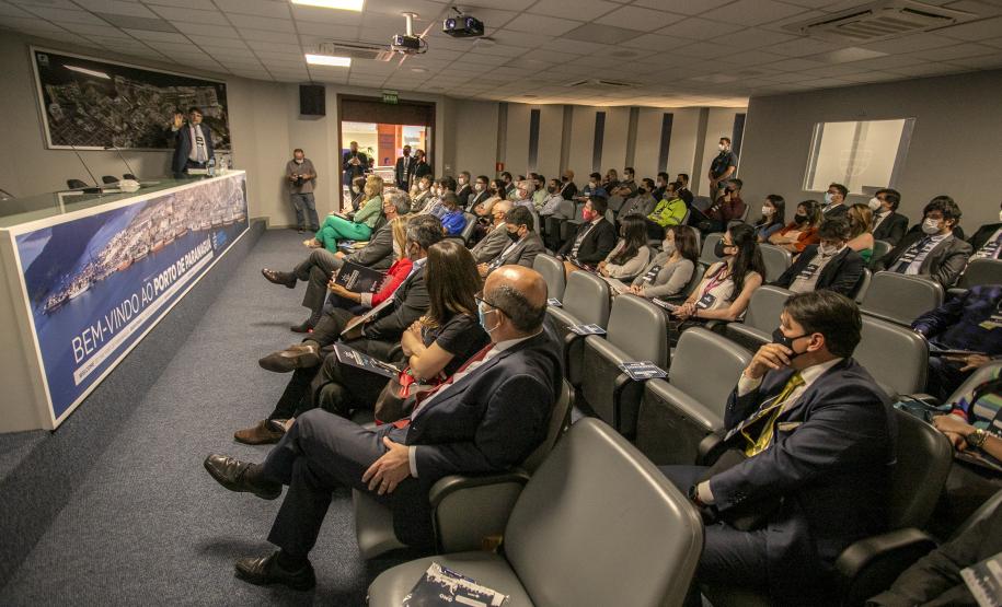 Ministro do TST debate trabalho portuário em seminário na Portos do Paraná