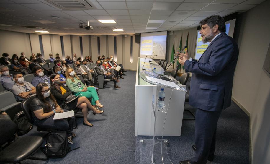 Ministro do TST debate trabalho portuário em seminário na Portos do Paraná